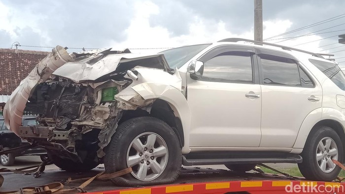Fortuner ringsek dievakuasi di jalan Cawas, Klaten setelah kecelakaan.