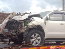 Emak-emak Ngebut Pakai Fortuner Tabrak Truk di Depan Polsek Cawas Klaten