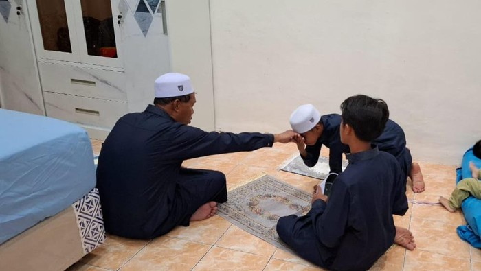 Galang Rawadhan (tengah) saat berada di kediaman Wakil Ketua DPRD Tojo Una-Una, Jafar M Amin yang mengasuhnya.