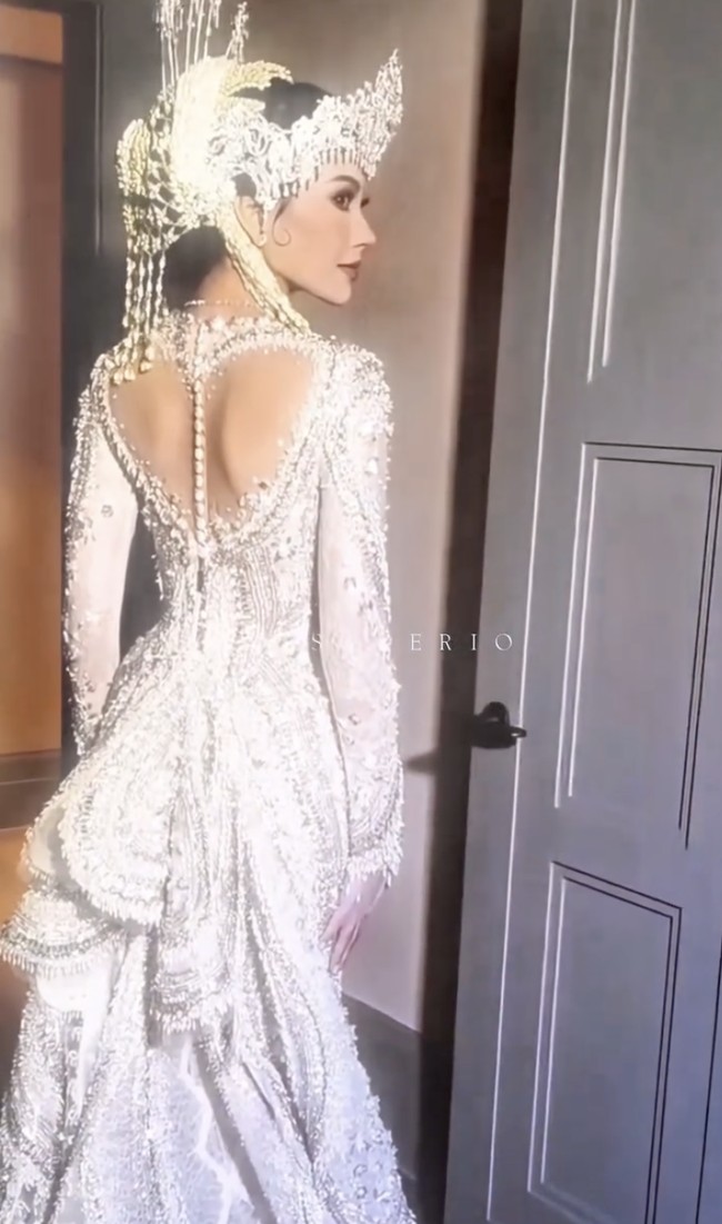 Detail payet yang rumit ditambah dengan ornamen yang berkilau menciptakan efek dramatis yang elegan. Tex memberi aksen backless pada bagian belakang dan mempermanisnya dengan ekor yang menjuntai. Dalam vlog terbaru yang tayang di YouTube The Als, ia mengatakan proses kreatif pembuatan kebaya tersebut dimulai sejak November tahun lalu. (Foto: Instagram/@taxsaverio)