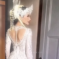 Detail payet yang rumit ditambah dengan ornamen yang berkilau menciptakan efek dramatis yang elegan. Tex memberi aksen backless pada bagian belakang dan mempermanisnya dengan ekor yang menjuntai. Dalam vlog terbaru yang tayang di YouTube The Als, ia mengatakan proses kreatif pembuatan kebaya tersebut dimulai sejak November tahun lalu. (Foto: Instagram/@taxsaverio)
