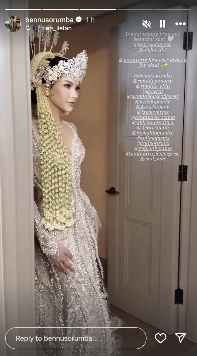 Kebaya Tex berwarna keperakan yang mewah dan elegan dipadukan dengan kain batik coklat. Alyssa memilih kebaya panjang berwarna abu-abu yang mewah dan elegan dipadukan dengan kain batik coklat. Kebaya full payet dengan siluet body-fit mempertegas lekuk tubuh perempuan 27 tahun itu. (Foto: Instagram/@taxsaverio)