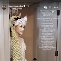 Kebaya Tex berwarna keperakan yang mewah dan elegan dipadukan dengan kain batik coklat. Alyssa memilih kebaya panjang berwarna abu-abu yang mewah dan elegan dipadukan dengan kain batik coklat. Kebaya full payet dengan siluet body-fit mempertegas lekuk tubuh perempuan 27 tahun itu. (Foto: Instagram/@taxsaverio)