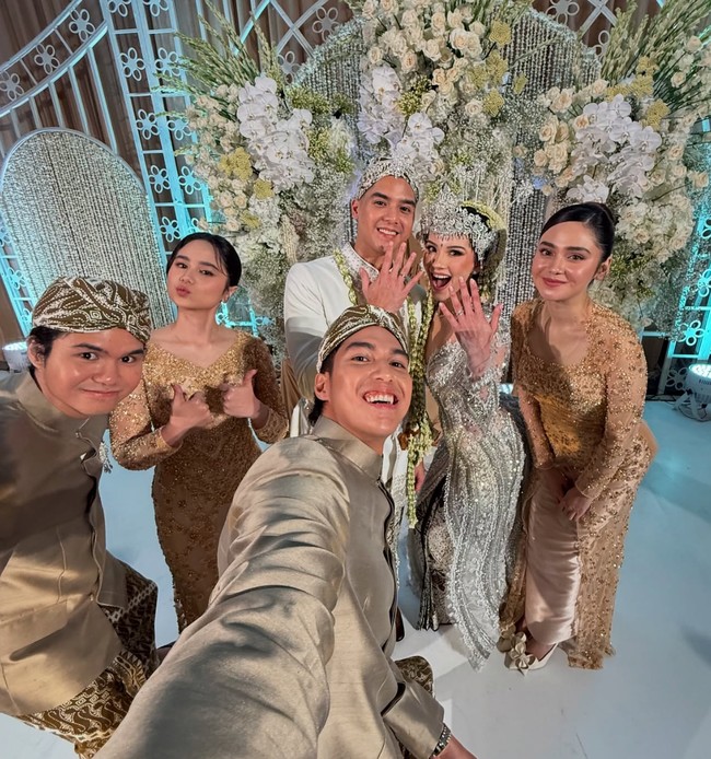 Gaya kompak Syifa Hadju dan Tissa Biani Gaya kompak Syifa Hadju dan Tissa Biani