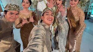 Stol ostidagi onlayn kunnilingusni tomosha qiling