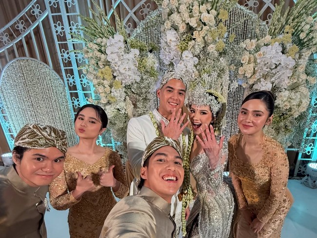 Tak hanya riasan, penampilan Syifa semakin paripurna berkat kebaya berwarna emas rancangan Asky Febrianti. Detail kebaya yang anggun berpadu dengan warna kulit Syifa. Hari itu, Syifa tampil seragam dengan Tissa Biani yang merupakan kekasih dari Dul, adik bungsu dari Al Ghazali.  Foto: Instagram/@elelrumi
