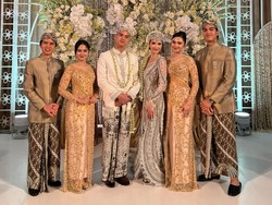 Gaya Kompak Syifa Hadju-Tissa Biani Berkebaya Gold di Pernikahan Al Ghazali