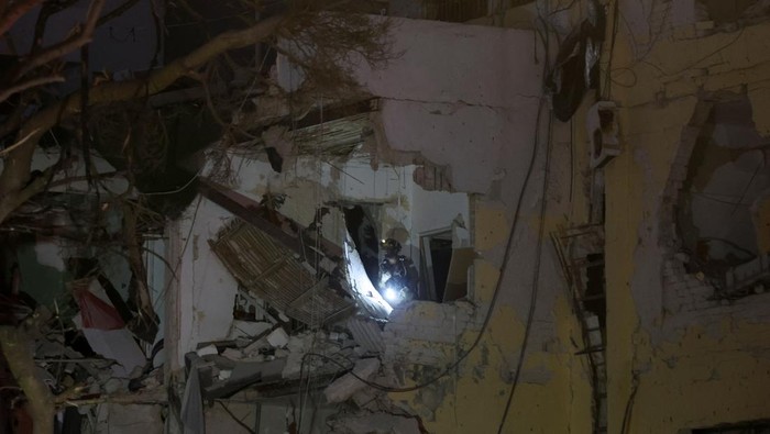 Gedung-gedung Israel Hancur Bak Gaza Bangunan rusak akibat serangan rudal Iran terlihat di Bat Yam, Israel. Sejumlah gedung-gedung rusak parah hingga hancur.