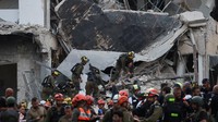 Gedung di Bat Yam tampak rata dengan tanah, menandakan besarnya daya rusak serangan yang menewaskan sedikitnya 10 orang. REUTERS/Ronen Zvulun