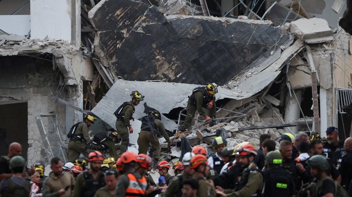 Gedung-gedung Israel Hancur Bak Gaza Bangunan rusak akibat serangan rudal Iran terlihat di Bat Yam, Israel. Sejumlah gedung-gedung rusak parah hingga hancur.