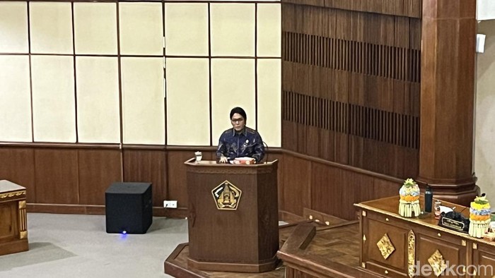 Wagub Bali I Nyoman Giri Prasta saat melaporkan jawaban Gubernur Bali Wayan Koster terkait Raperda APBD 2024 pada rapat paripurna DPRD Bali di kantor Gubernur Bali, Senin (16/6/2025).