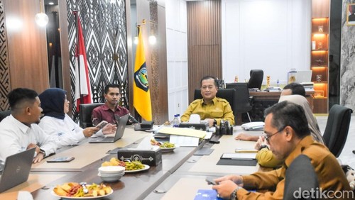 Gubernur NTB Lalu Muhamad Iqbal menerima General Manager PT PLN Unit Induk Wilayah NTB Sri Heny Purwanti di kantornya, Senin (16/6/2025). (Ahmad Viqi/detikBali).