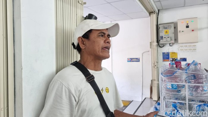 Hanafi, jukir resmi salah satu minimarket Surabaya yang viral tarik uang parkir.