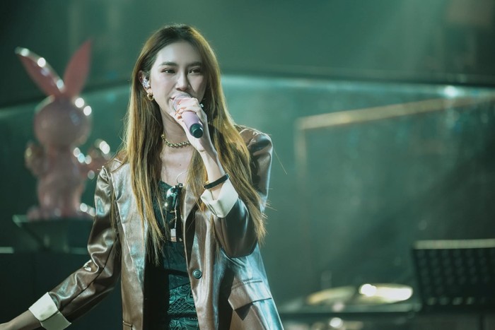 Icha Yang, penyanyi asal Jember, viral setelah menyanyikan lagu Batak Mardua Holong di TikTok.
