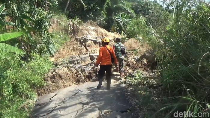 Investigasi penyebab pergerakan tanah di Desa Pasirmunjul, Kecamatan Sukatani, Purwakarta.