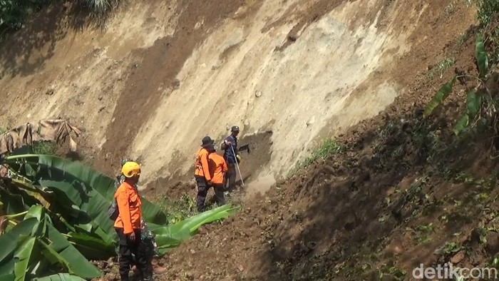 Investigasi penyebab pergerakan tanah di Desa Pasirmunjul, Kecamatan Sukatani, Purwakarta.