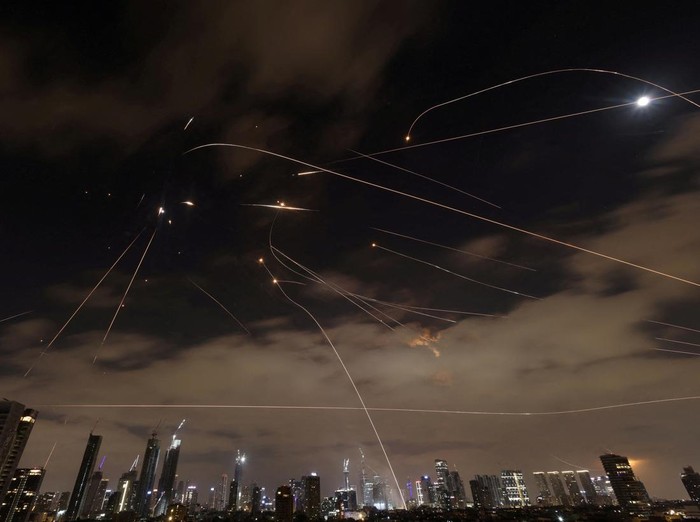 Missiles launched from Iran are intercepted as seen from Tel Aviv, Israel, June 16, 2025. REUTERS/Ronen Zvulun     TPX IMAGES OF THE DAY