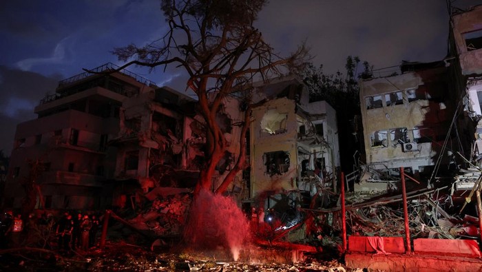 Emergency personnel operate after missiles were launched from Iran to Israel, in Tel Aviv, Israel, June 16, 2025. REUTERS/Ronen Zvulun