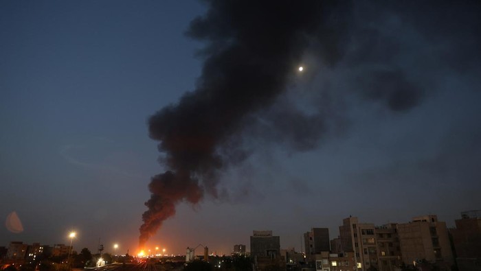 Fire of Israeli attack on Tehran Oil Refinery is seen following the Israeli strikes on Iran, in south of Tehran, Iran, June 15, 2025. Majid Asgaripour/WANA (West Asia News Agency) via REUTERS   ATTENTION EDITORS - THIS PICTURE WAS PROVIDED BY A THIRD PARTY