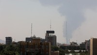 Sebagai balasan, Iran menembakkan puluhan rudal ke wilayah Israel, termasuk menargetkan kilang minyak di kota Haifa. Perusahaan Bazan, operator kilang tersebut, melaporkan adanya kerusakan lokal pada jaringan pipa dan jalur transmisi di kompleks mereka. (REUTERS/Majid Asgaripour)