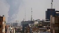 Walau kilang Haifa masih beroperasi, beberapa fasilitas pendukung terpaksa ditutup sementara. Bazan menyatakan sedang mengevaluasi dampak kerusakan, sementara dunia internasional mengamati dampak eskalasi ini terhadap stabilitas energi kawasan. (REUTERS/Majid Asgaripour)