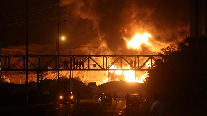 Fire of Israeli attack on Sharan Oil depot is seen following the Israeli strikes on Iran, in Tehran, Iran, June 15, 2025. Majid Asgaripour/WANA (West Asia News Agency) via REUTERS   ATTENTION EDITORS - THIS PICTURE WAS PROVIDED BY A THIRD PARTY            TPX IMAGES OF THE DAY