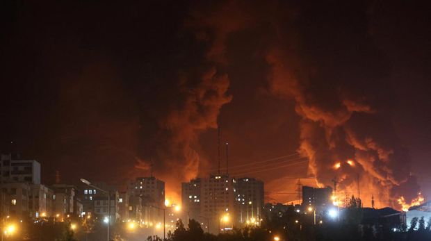 Fire of Israeli attack on Sharan Oil depot is seen following the Israeli strikes on Iran, in Tehran, Iran, June 15, 2025. Majid Asgaripour/WANA (West Asia News Agency) via REUTERS   ATTENTION EDITORS - THIS PICTURE WAS PROVIDED BY A THIRD PARTY            TPX IMAGES OF THE DAY