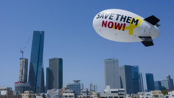 Balon udara menyerukan pembebasan rakyat di Tel Aviv, Minggu (9/6/2025). Sejumlah gedung terlihat berdiri utuh sebelum serangan udara Iran ke sejumlah wilayah. Foto: AP Photo/Ariel Schalit/File Foto