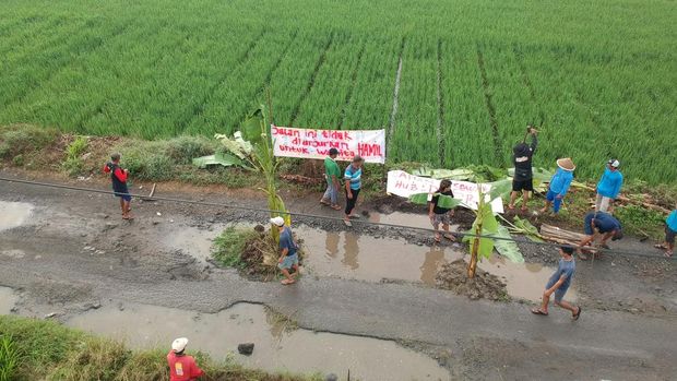 Penampakan ruas jalan Srikayangan-Sentolo, Sentolo, Kulon Progo, yang rusak, Senin (16/5/2025).