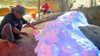 Tim peneliti gabungan dari Center for Prehistory and Austronesian Studies (CPAS) melakukan casting atau pencetakan fosil saat ekskavasi fosil tulang gajah purba (Elephas hysudrindicus) di Situs Patiayam, Desa Terban, Jekulo, Kudus, Jawa Tengah, Senin (16/6/2025). Foto: ANTARA FOTO/Yusuf Nugroho