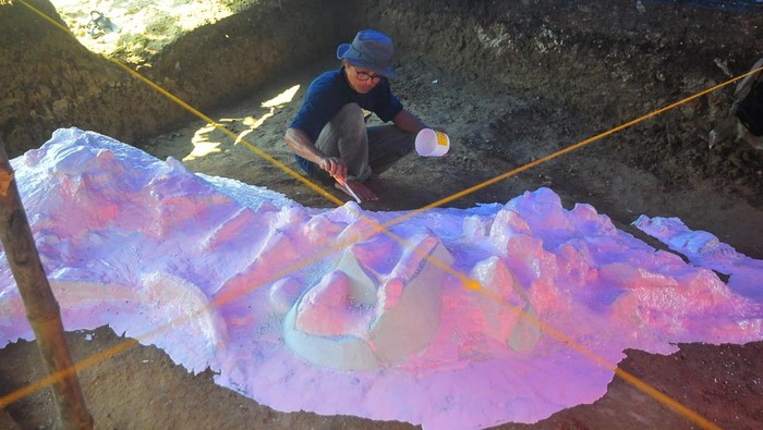 Tim peneliti gabungan dari Center for Prehistory and Austronesian Studies (CPAS) melakukan casting atau pencetakan fosil saat ekskavasi fosil tulang gajah purba (Elephas hysudrindicus) di Situs Patiayam, Desa Terban, Jekulo, Kudus, Jawa Tengah, Senin (16/6/2025). Fosil gajah purba jenis elephas yang ditemukan warga hampir utuh tersebut diperkirakan berusia antara 300.000 hingga 500.000 tahun. ANTARA FOTO/Yusuf Nugroho/tom.