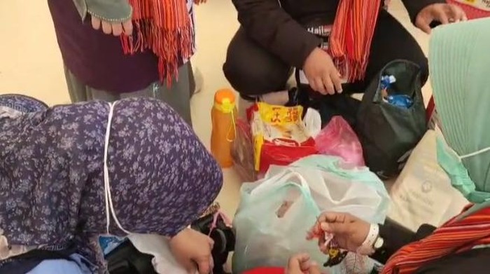 Jemaah membongkar barang bawaan di bandara karena tak sesuai aturan (dok. Media center haji)