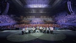 Foto HD Kai EXO Pakai Batik di Konser KAION Jakarta