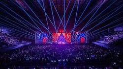 Foto HD Kai EXO Pakai Batik di Konser KAION Jakarta