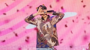 Di sesi encore, Kai bikin kejutan dengan mengganti atasannya dengan kemeja batik di atas panggung. Tuh EXO-L langsung dikasih heart gesture! (Foto: dok. CK Star Entertainment/SM Entertainment)