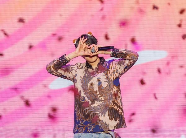Foto HD Kai EXO Pakai Batik di Konser KAION Jakarta