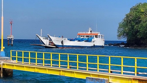 Kondisi kapal LCT Arjuna Giri Nusa yang kandas di perairan Padangbai akibat angin kencang dan ombak besar, Senin (16/6/2025). (istimewa)