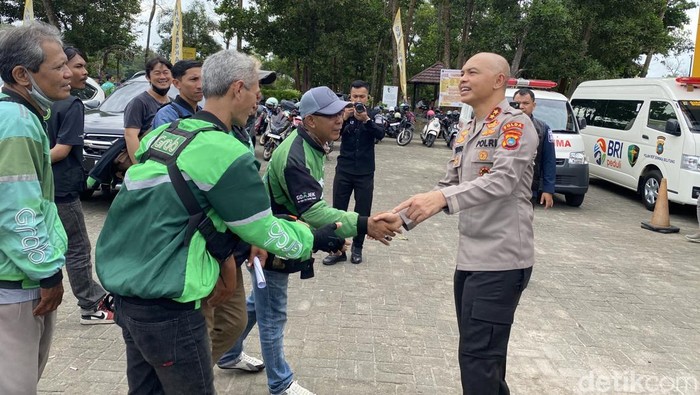 Kapolda Babel Irjen Hendro Pandowo memantau pelaksanaan bakti kesehatan (Bakkes) gratis di Gedung Tribrata.
