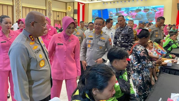 Kapolda Kalsel Irjen Rosyanto Yudha Hermawan dan Ketua Bhayangkari Daerah Kalsel Yennie Yudha saat meninjau kegiatan Bakkes. Foto: Khairun Nisa/detikKalimantan
