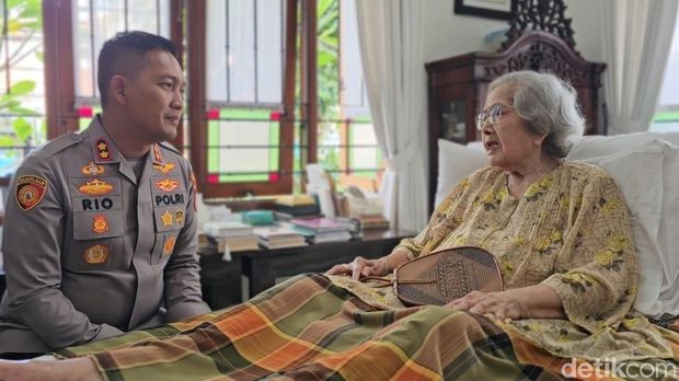 Kapolres Bogor AKBP Rio Wahyu Anggoro sowan ke kediaman eyang Meriyati Hoegeng, istri Kapolri ke-5 (alm) Jenderal Hoegeng Iman Santoso. (dok Ist)