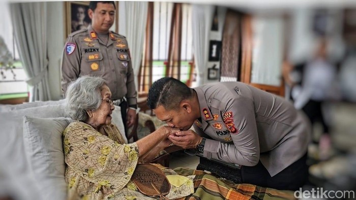 Kapolres Bogor AKBP Rio Wahyu Anggoro sowan ke kediaman eyang Meriyati Hoegeng, istri Kapolri ke-5 (alm) Jenderal Hoegeng Iman Santoso. (dok Ist)