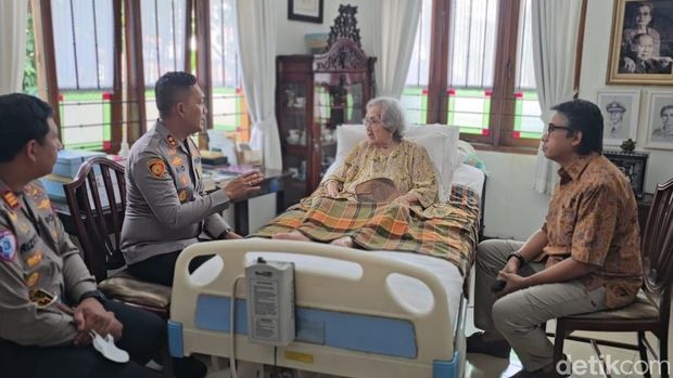 Kapolres Bogor AKBP Rio Wahyu Anggoro sowan ke kediaman eyang Meriyati Hoegeng, istri Kapolri ke-5 (alm) Jenderal Hoegeng Iman Santoso. (dok Ist)