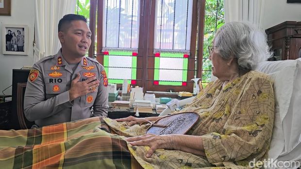 Kapolres Bogor AKBP Rio Wahyu Anggoro sowan ke kediaman eyang Meriyati Hoegeng, istri Kapolri ke-5 (alm) Jenderal Hoegeng Iman Santoso. (dok Ist)