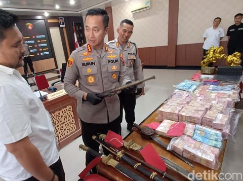 Kapolresta Cilacap Kombes Ruruh Wicaksono memimpin konferensi pers kasus penipuan modus penggandaan uang, di Mapolresta Cilacap, Senin (16/6/2025).