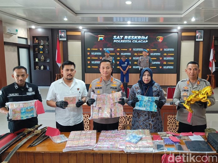Kapolresta Cilacap Kombes Ruruh Wicaksono memimpin konferensi pers kasus penipuan modus penggandaan uang, di Mapolresta Cilacap, Senin (16/6/2025).