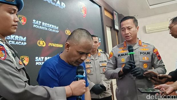 Kapolresta Cilacap Kombes Ruruh Wicaksono memimpin konferensi pers kasus penipuan modus penggandaan uang, di Mapolresta Cilacap, Senin (16/6/2025).