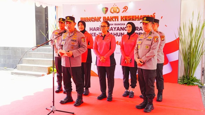 Kapolri Jenderal Listyo Sigit Prabowo tinjau layanan kesehatan gratis di Bekasi (dok.Polri)