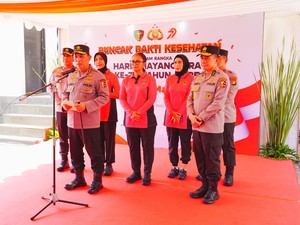 Kapolri Tinjau Booth Pelayanan Kesehatan Gratis Saat Puncak Baktikes