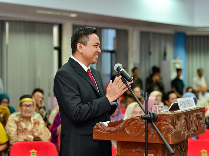 Karo SDM Polda Jabar Kombes Fadly Samad raih predikat cumlaude di sidang promosi doktor, Unhas, Makassar, Sulsel, Senin (16/6/2025).