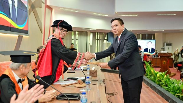 Karo SDM Polda Jabar Kombes Fadly Samad raih predikat cumlaude di sidang promosi doktor, Unhas, Makassar, Sulsel, Senin (16/6/2025).